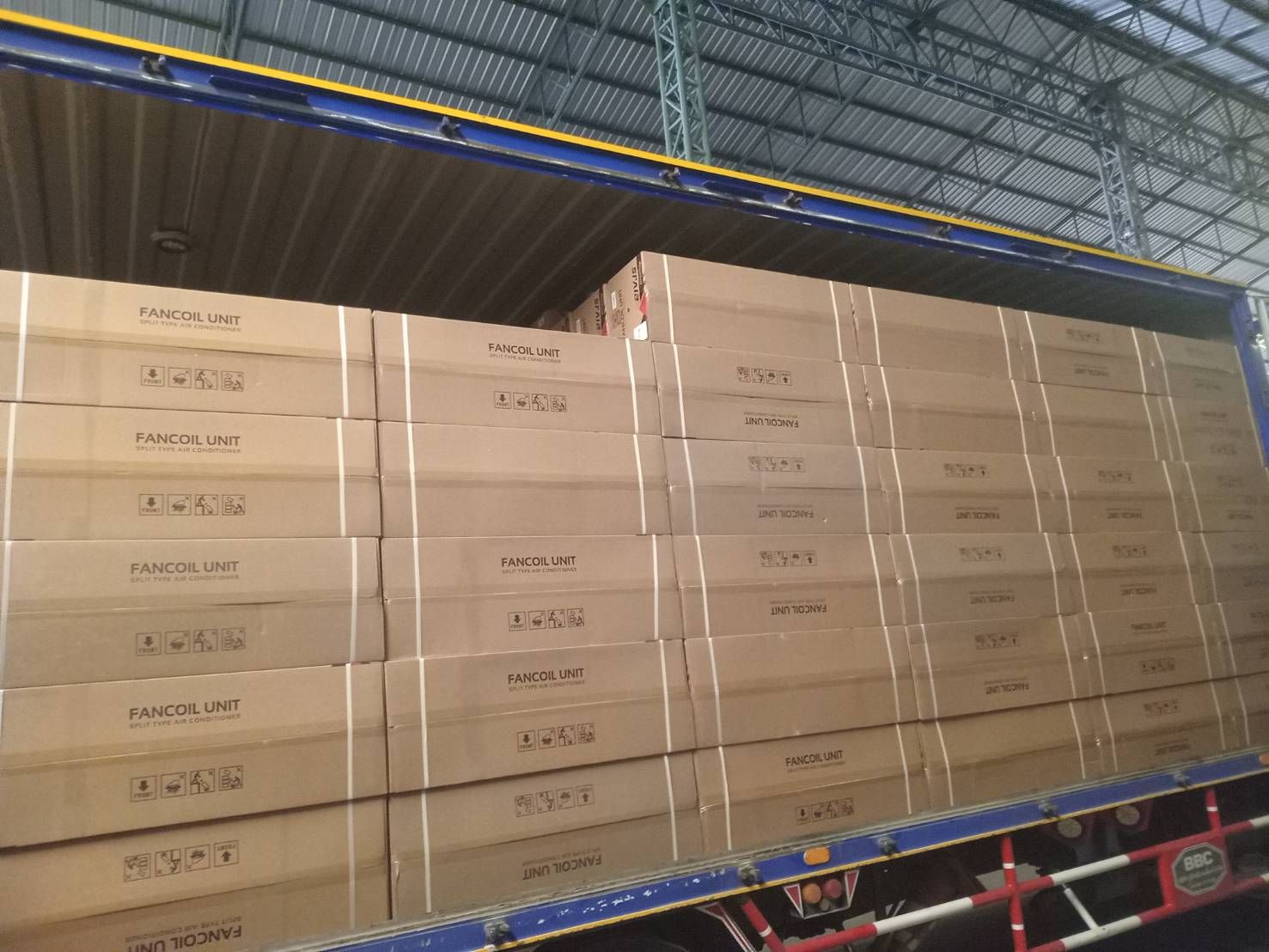 สินค้าบรรจุแน่นในตู้คอนเทนเนอร์พร้อมขนส่ง