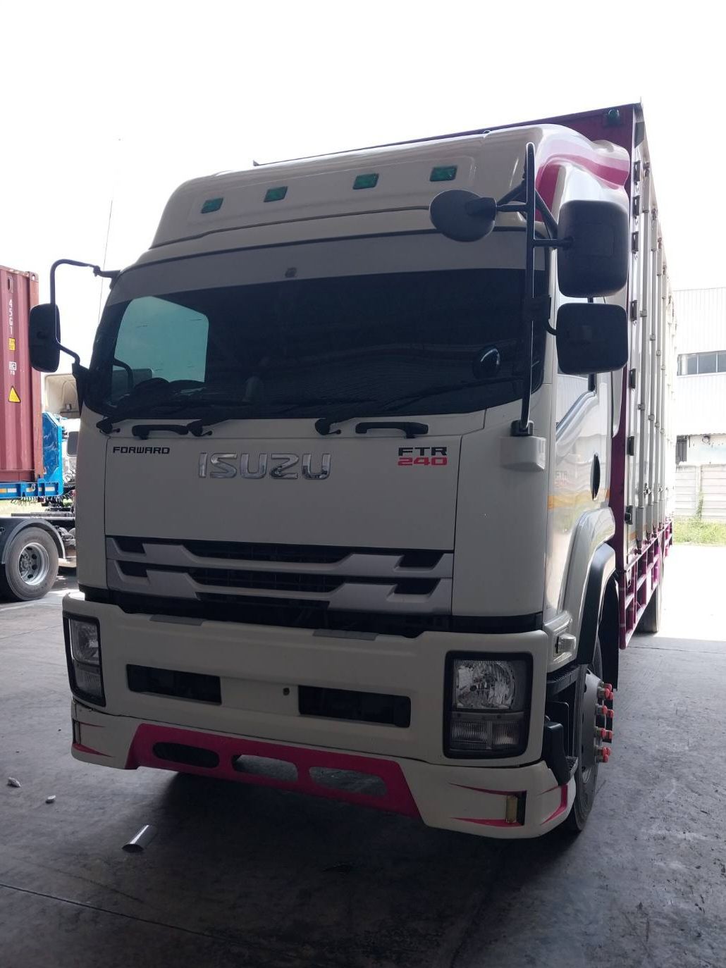 รถบรรทุก ISUZU FTR ตู้ทึบในกองรถของเรา