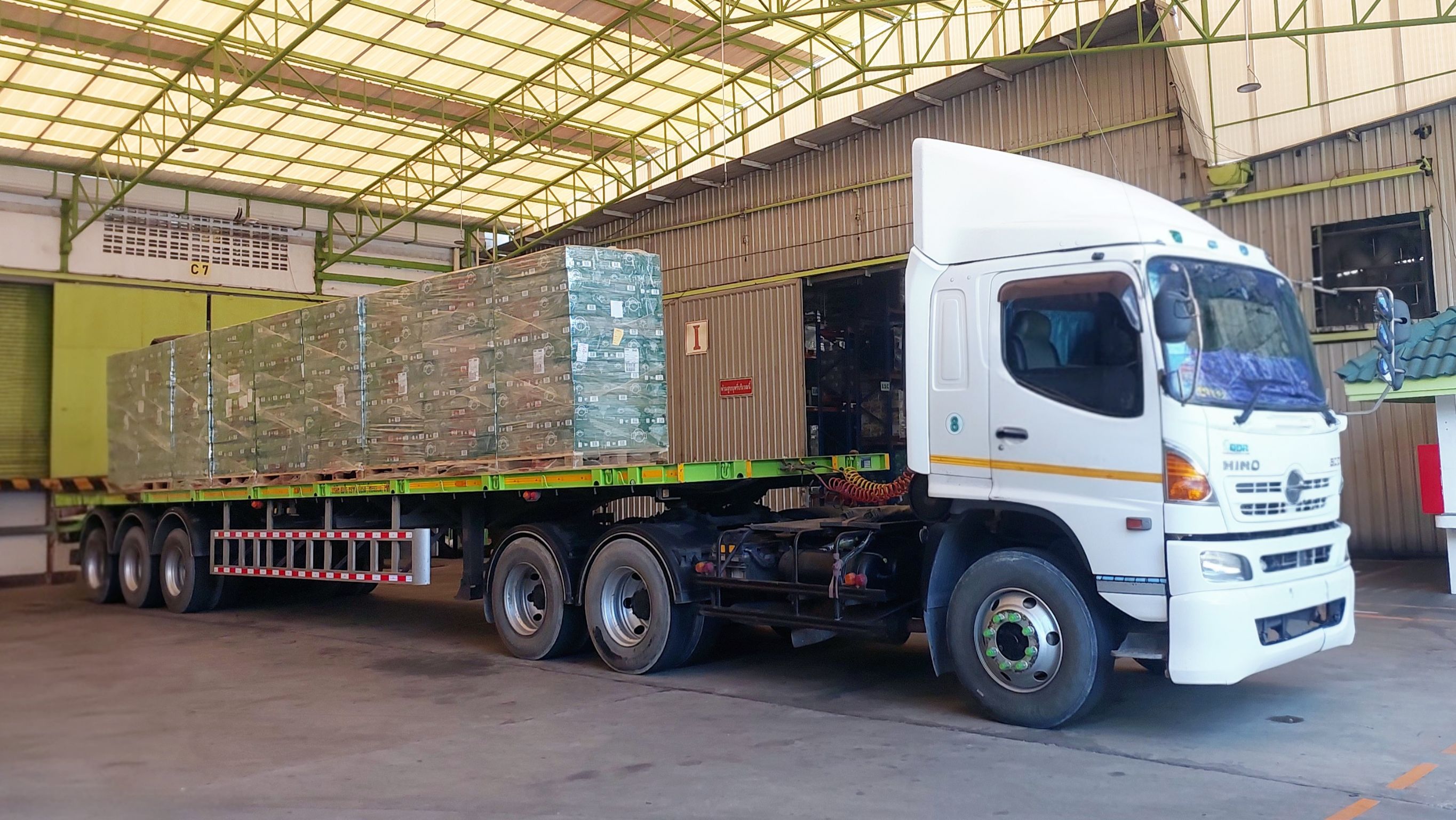 รถบรรทุก HINO ของ BULLROCK EXPRESS ที่คลังสินค้า